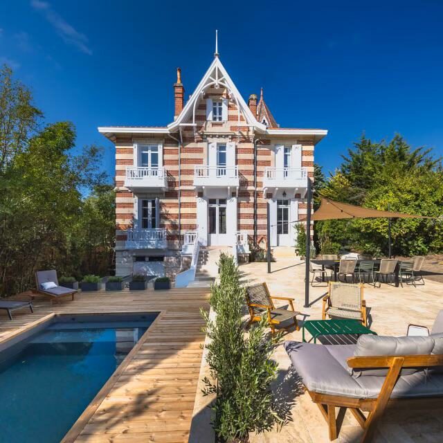 travaux de rénovation dans cette maison arcachonaise. Exterieur avec piscine et terrasse