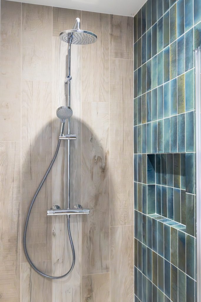 salle de bain zellige niche en carrelage